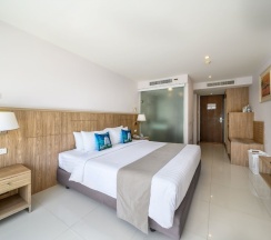 Двухместный номер Superior с видом на город двуспальная кровать в Andaman Beach Suites Hotel