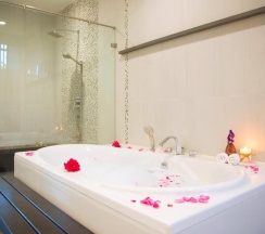 Двухместная вилла с видом на горы двуспальная кровать в The Private Pool Villas at Civilai Hill Khao Yai