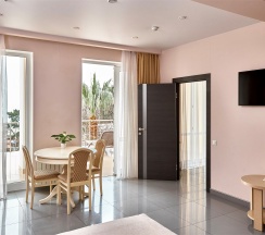 Апартаменты с видом на море и террасой в Арт-отель