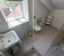 Двухместный люкс мансарда №5 с 2 комнатами с красивым видом из окна двуспальная кровать в Лель