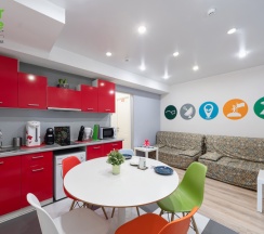 Просторная комната для большой компании с отдельным входом. в Star home
