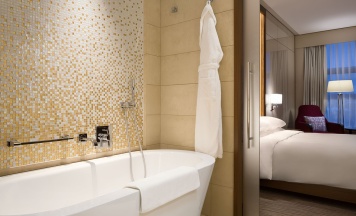 Номер с большой двуспальной кроватью и видом на парк в Hyatt Regency Moscow Petrovsky Park