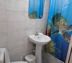 Трехместный номер с двуспальной и односпальной кроватями в На отрадной