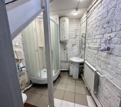 "Лофт" Мини-комната с двуспальной кроватью (с окном, цокольный этаж) в Rest Home