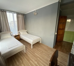 Трехместный номер с 3 односпальными кроватями в Ярд