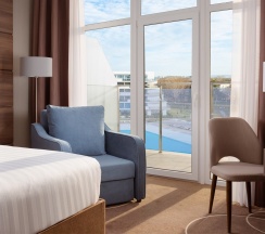 Номер Deluxe с балконом и видом на бассейн - с двуспальной кроватью в Movenpick Resort&SPA Anapa Miracleon