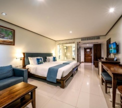 Двухместный номер Superior с видом на море двуспальная кровать в Andaman Beach Suites Hotel