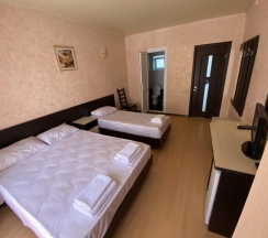 3-местная комната стандарт с 1 односпальной и 1 двуспальной кроватью в Афродита