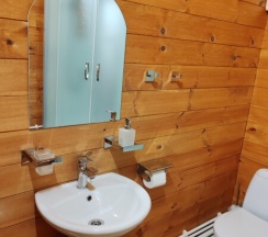 "СТУДИО на втором этаже" благоустроенный номер с двуспальной кроватью раскладным диваном и полноценной кухней. в Семейный