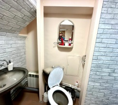 Общий 7-местный номер для мужчин и женщин с удобствами на этаже в Rest Home