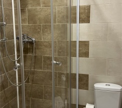 ЭКОНОМ с одной двухспальной кроватью в Гостиный дворъ