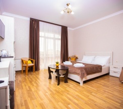 Семейный с двумя изолированными спальнями до 6 гостей с балконом в Джульетта