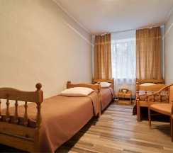 Стандарт с тремя односпальными кроватями с удобствами на этаже в Салют