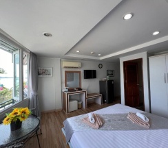 Двухместный номер Deluxe с частичным видом на море двуспальная кровать в The Beach Front Resort Pattaya  - SHA Plus