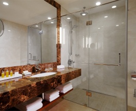 Полулюкс с террасой с 1 кроватью «King size» в Grand Autograph Hotel Novosibirsk