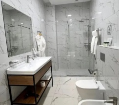 Сюит с видом на Гагру и море с балконом в Garden Resort