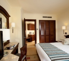 Двухместный номер Deluxe рядом с пляжем двуспальная кровать в Coral Beach Resort