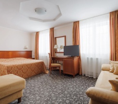 Двухместный номер Green Hills Classic с красивым видом из окна двуспальная кровать в Селигер Палас