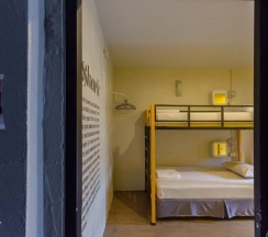 Кровать в общем номере в Monkey Dive Hostel Khaolak