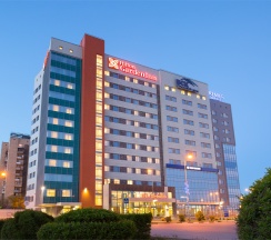 Номер категории «Комфорт» с большой кроватью (King size) в Hilton Garden Inn Volgograd