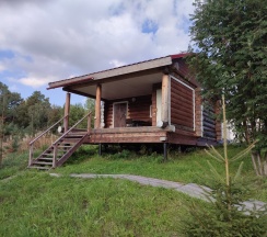 Коттедж с балконом и с красивым видом из окна в Гостевой дом