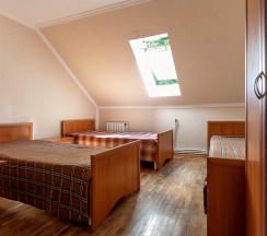 Кровать в общем номере с красивым видом из окна в Атлантида