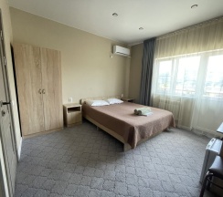 Двухместный номер Standard с балконом и с красивым видом из окна двуспальная кровать в Гранат