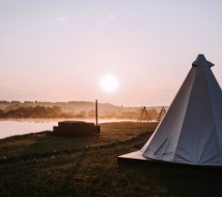 Горячая Купель в Ostrov Camp в Остров Кемп