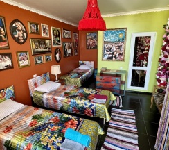 Кровать в 3-местном общем женском номере Фрида в Дом Радости