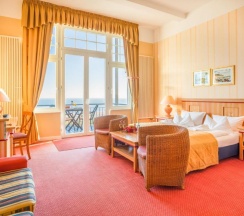 Двухместный номер Comfort с видом на море двуспальная кровать в Strandhotel Möwe