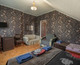 Номер стандарт с 3 односпальными и 1 двуспальной кроватью (мансарда) в Изумруд