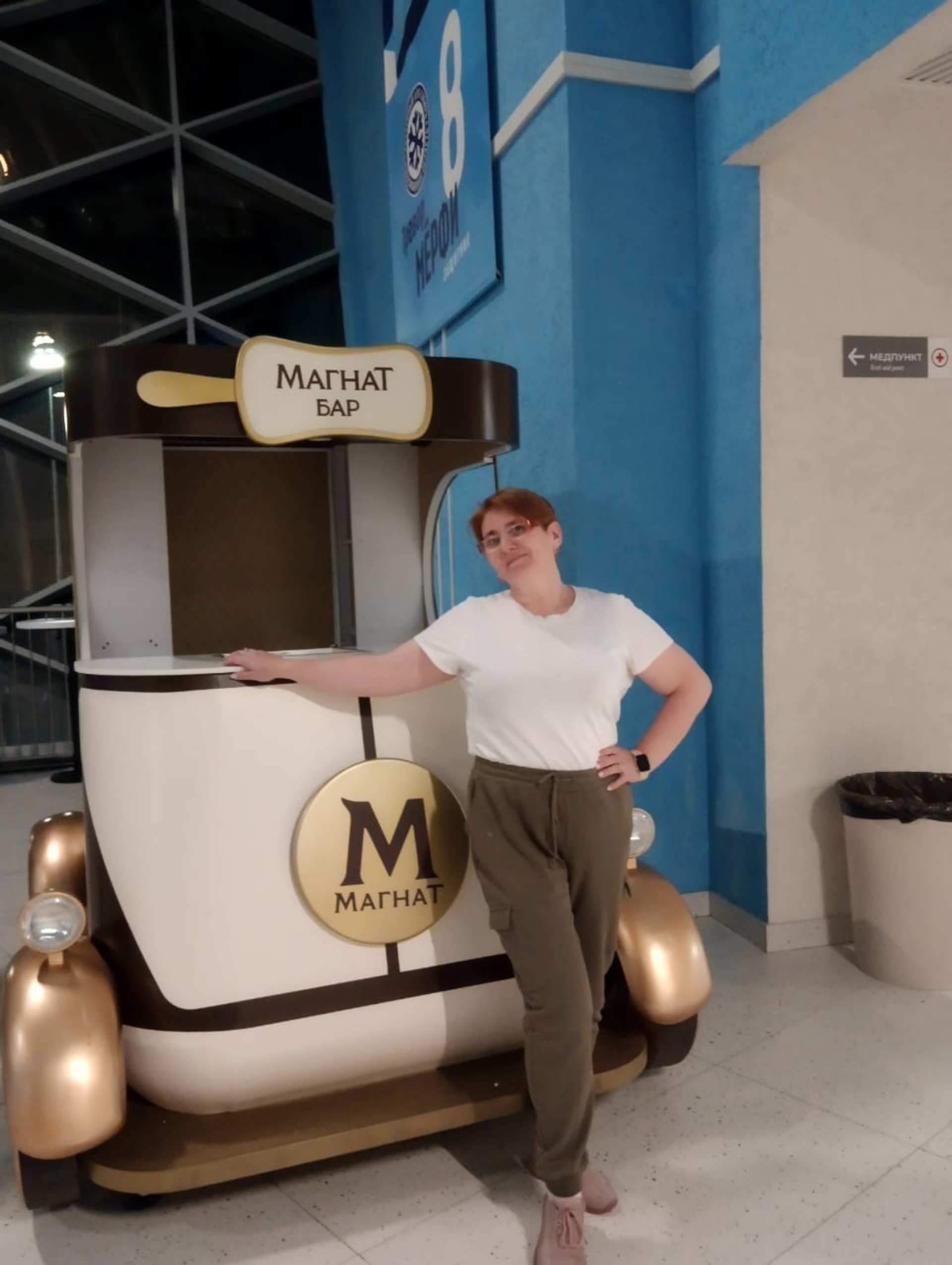 Bir ayol qizil tirnoqli va qollari bolgan erkakni silkitadi. Videoni tomosha qiling.