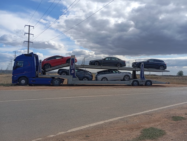 Киска-ликер оның бетіне спермы алды