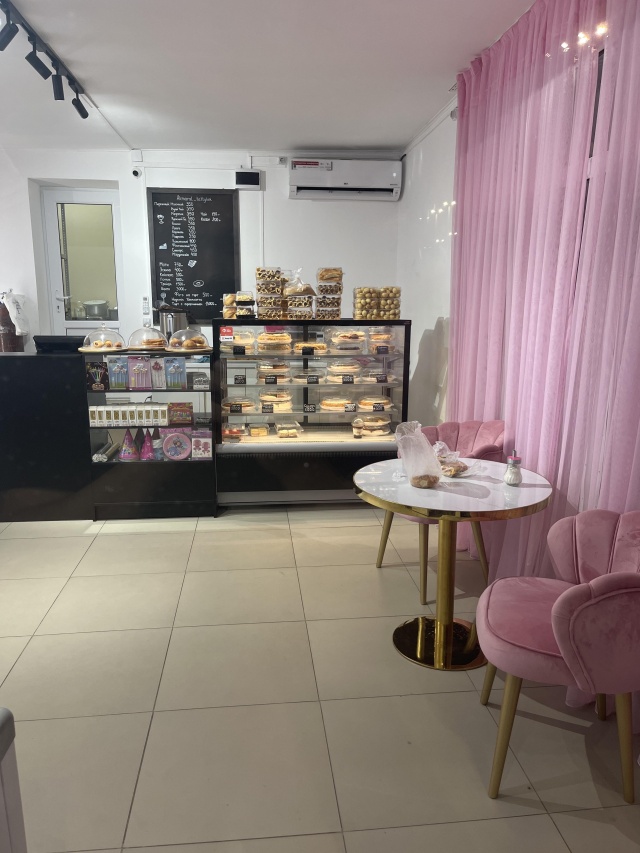 Семіз, семіз жігітті жас қыздың сорып жатқанын қараңыз