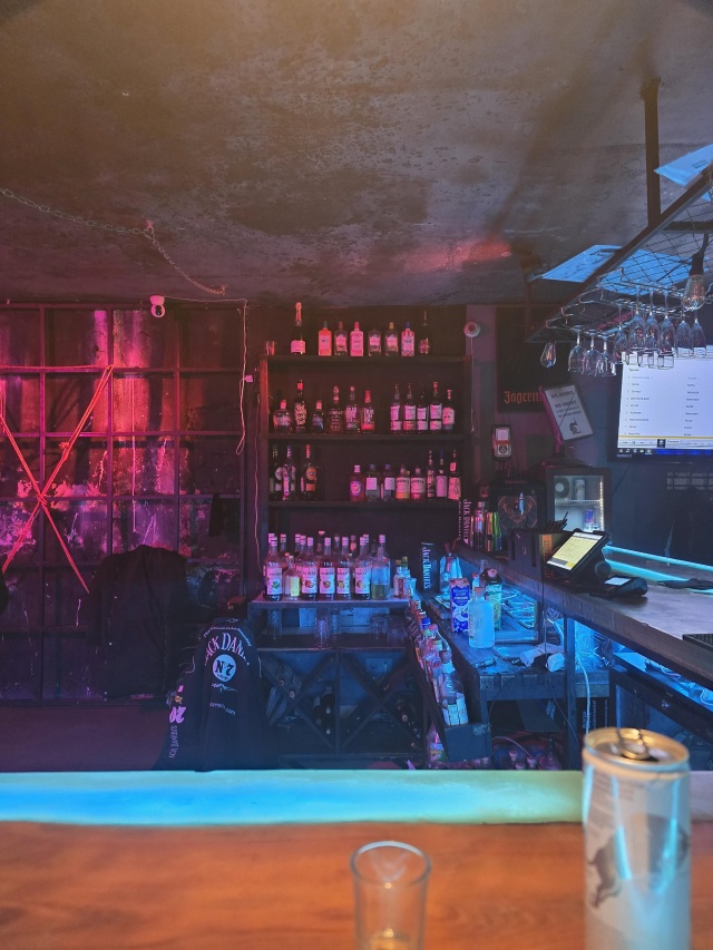 Ол батылдықпен жопты алады. Онлайн порно көру.