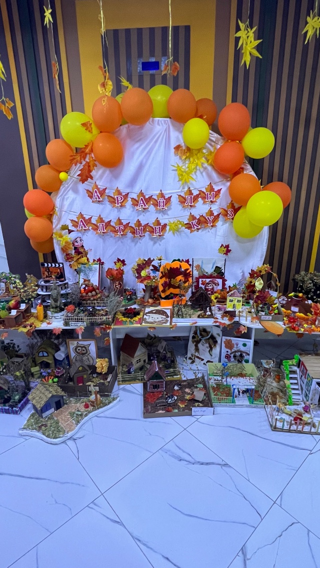 Күйеуі ұйықтап қалды, ал достары карта ойнап отырып әйелін сиқыды.