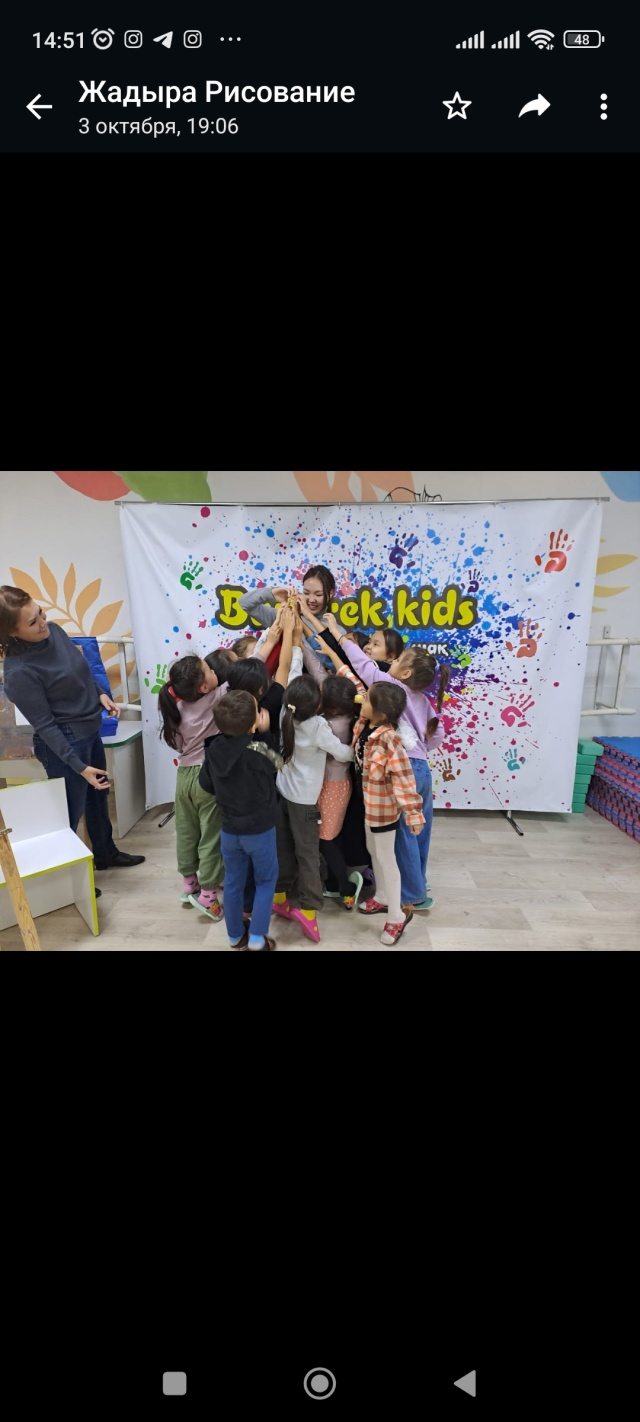 Ыстық шлангі бар таз жігіт жібек халаттағы балапанды оргазмы жеткенше трахает.