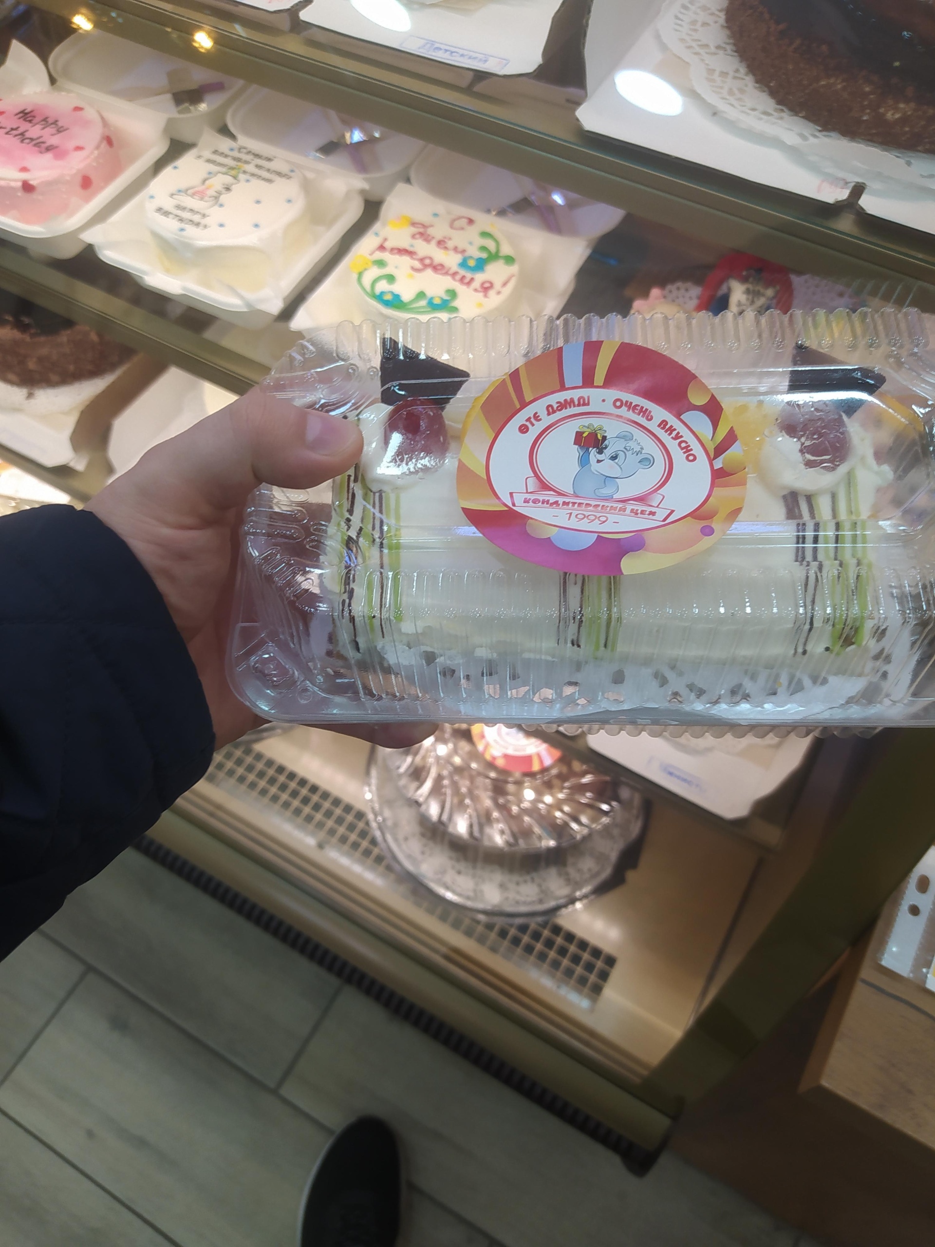 Үлкен сиськи бар сүйкімді брюнетка тез қозғалған әтешке секіреді Elektrougli жігіттері рахаттана сорады