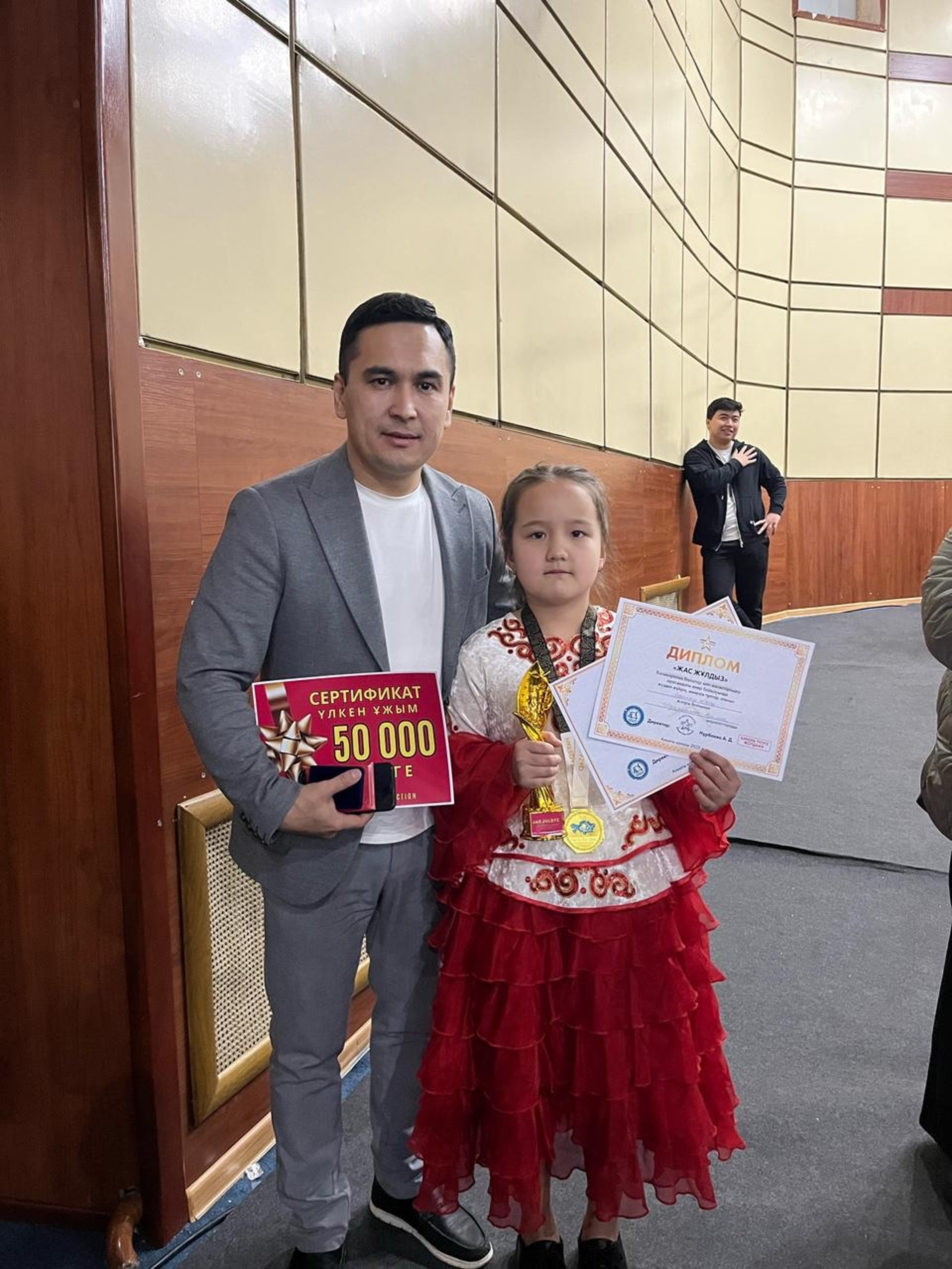 Бірнеше керемет лесбиянкалар қызыл диванда қатты дилдомен жыныстық қатынасқа түсуде. Күшті клиторлық массаж және оргазм