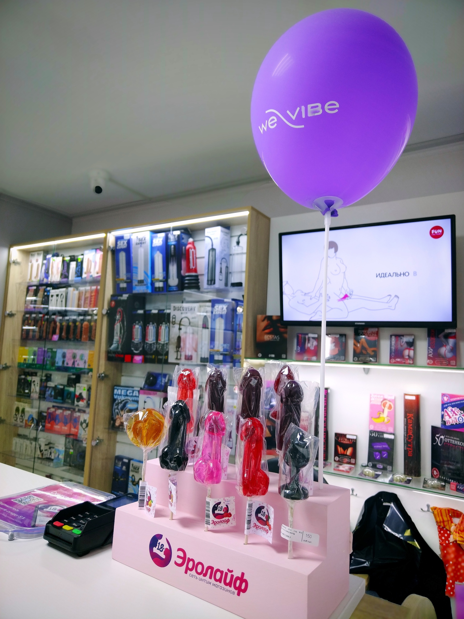 Бұзылған жыныстық позициялар Үлкен бөксесі бар орыс әйелімен жыныстық қатынас