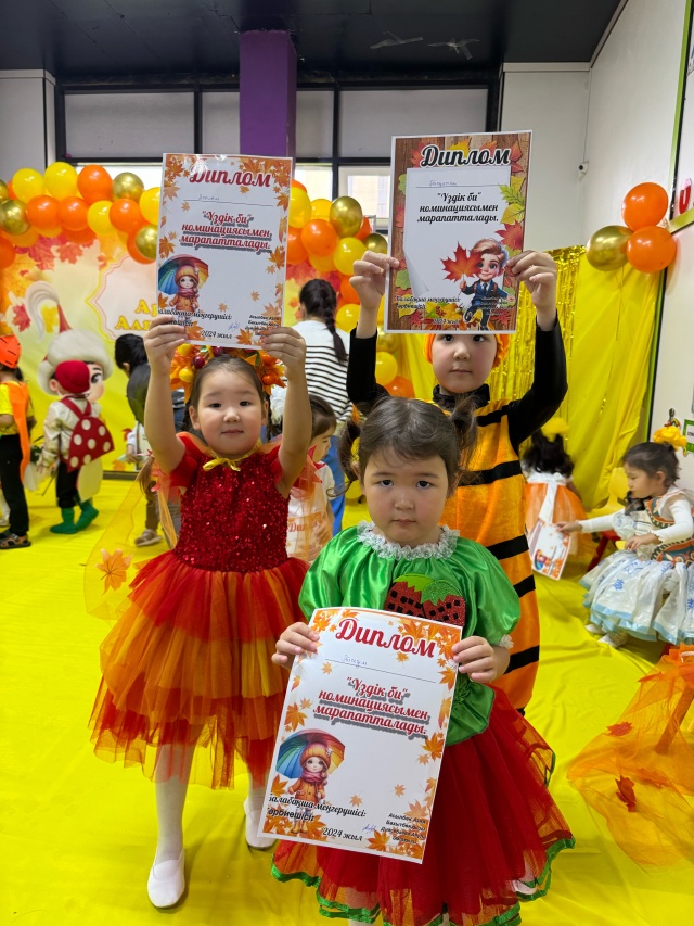 Әдемі әйелдердің транзакцияланған суреттері Саусақ лесбиянка есегінде