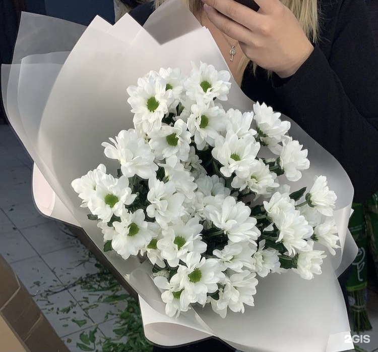 вазы с цветами. декор праздничного стола маленькие вазочки с цветами. цветы в вазу самара. оригинальные вазы для цветов. вазы с цветами.