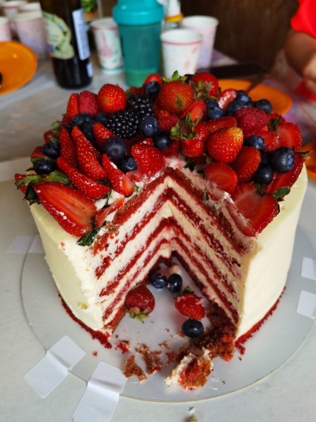 Торты на заказ красноярск. Соната торт красноярск. Самые вкусный торт в красноярске. Тортики в красноярске. Свадебный торт красноярск.