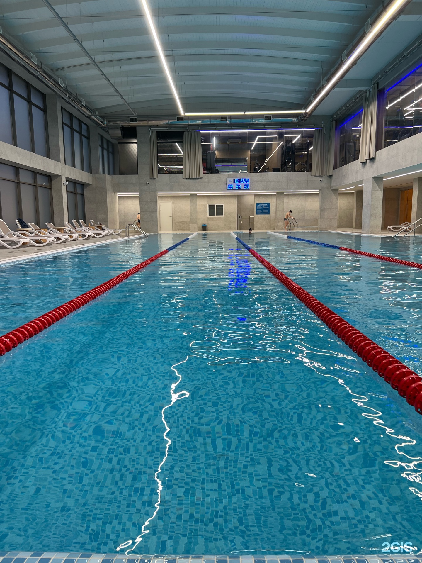 Бассейн голая семья в бане 