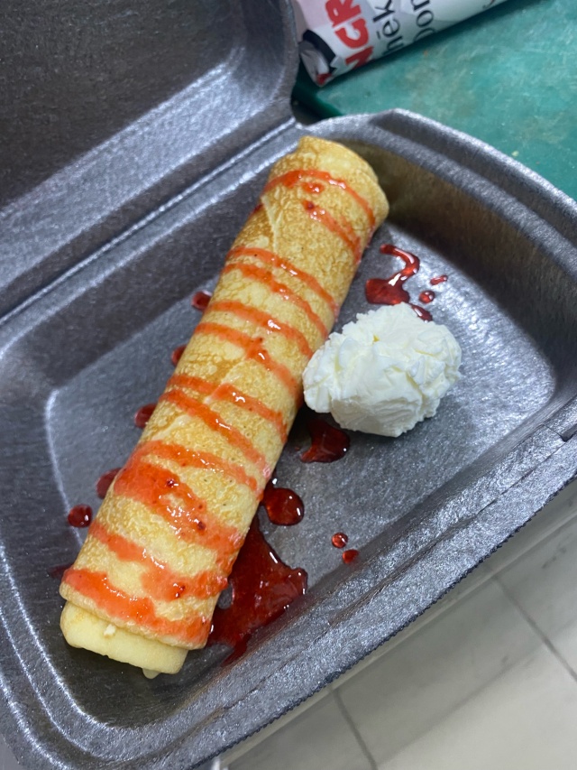 Жалаңаш арық брюнетка