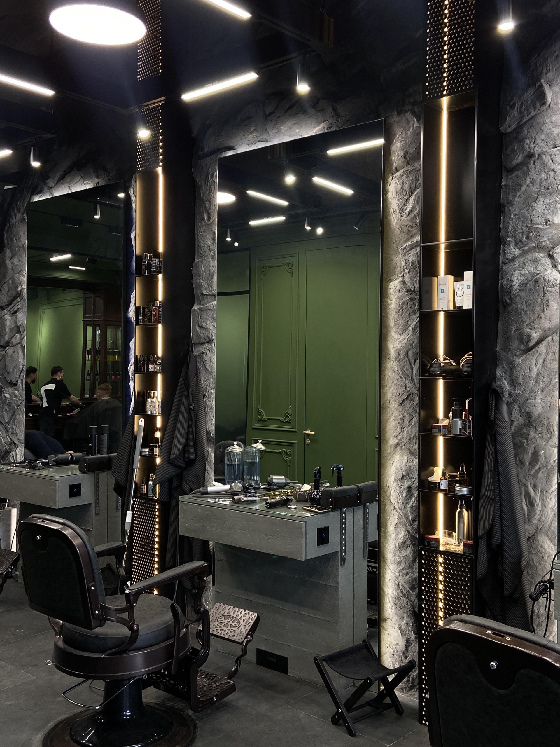 Kontora Barbershop, настоящая мужская парикмахерская, Кинотеатр Космос,  Площадь Дзержинского, улица Дзержинского, 2, Екатеринбург — 2ГИС