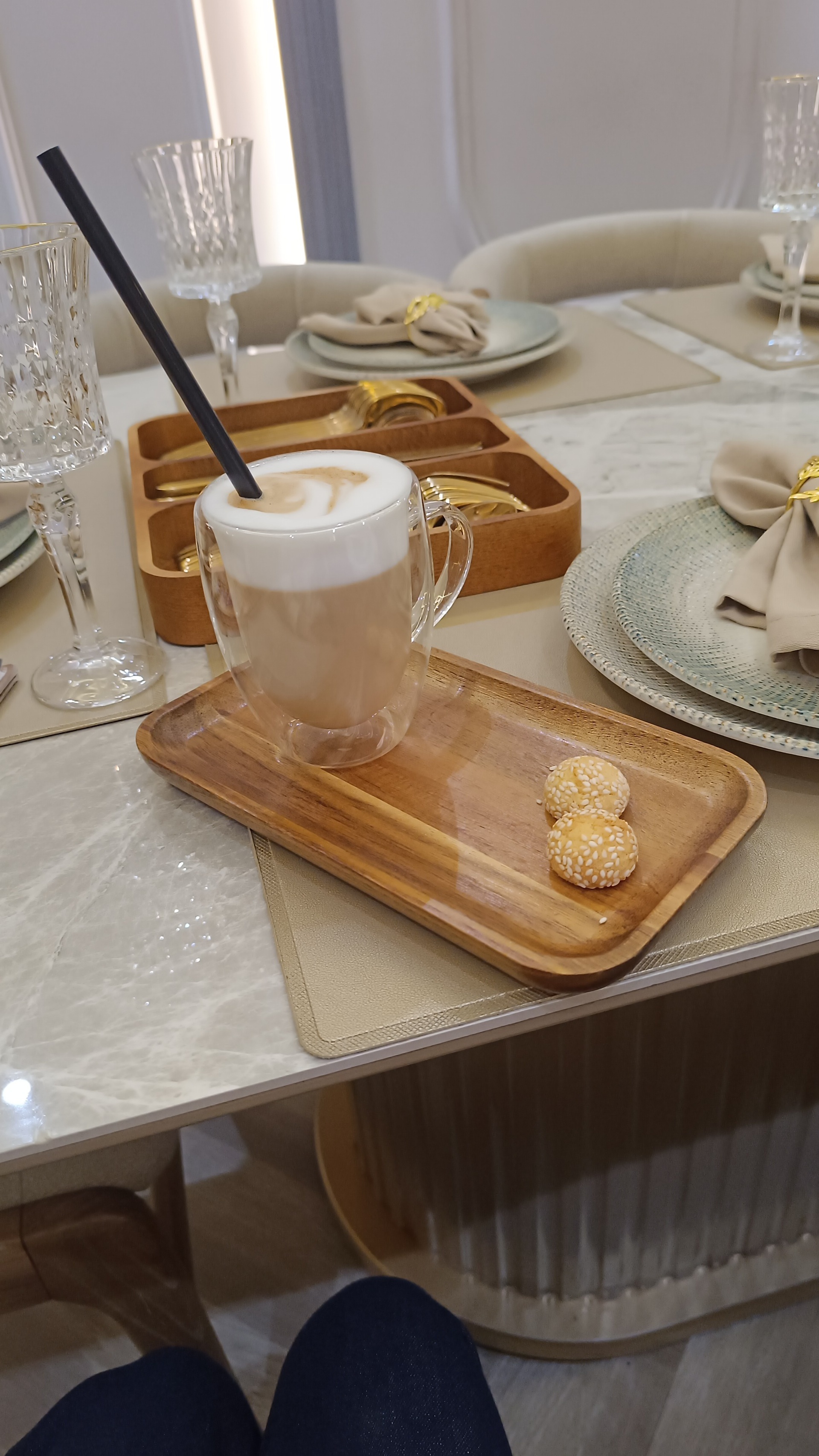 Кафедегі дәретхана форумындағы минет