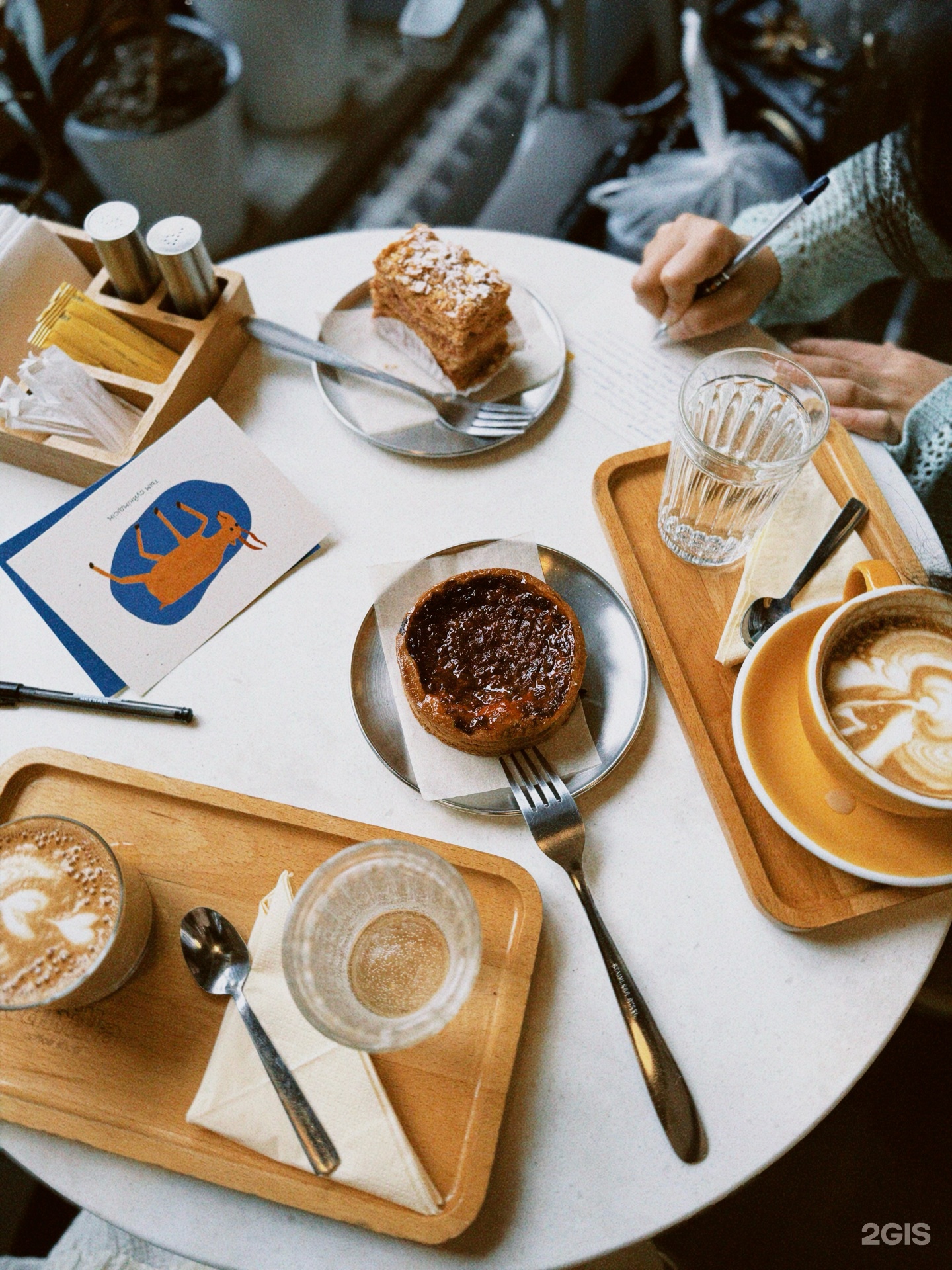 Әдемі жапон әйелі сиқырды сорып жатыр Тиава порно видео