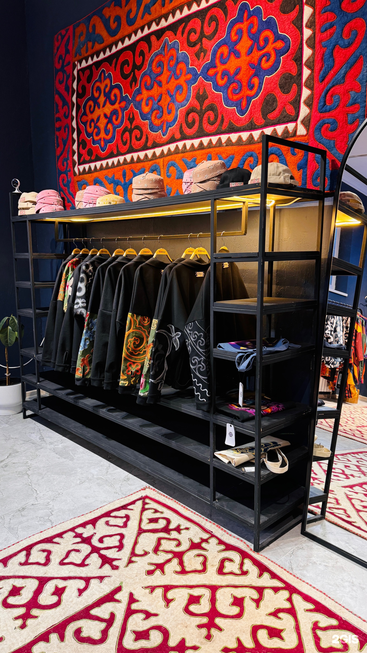 Әдемі іш киімдегі кеуделі әйелдер бейнеленген порно