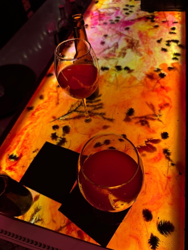 Колготкидегі порно бетке отырды Бөтен емізік пен шандыр секс